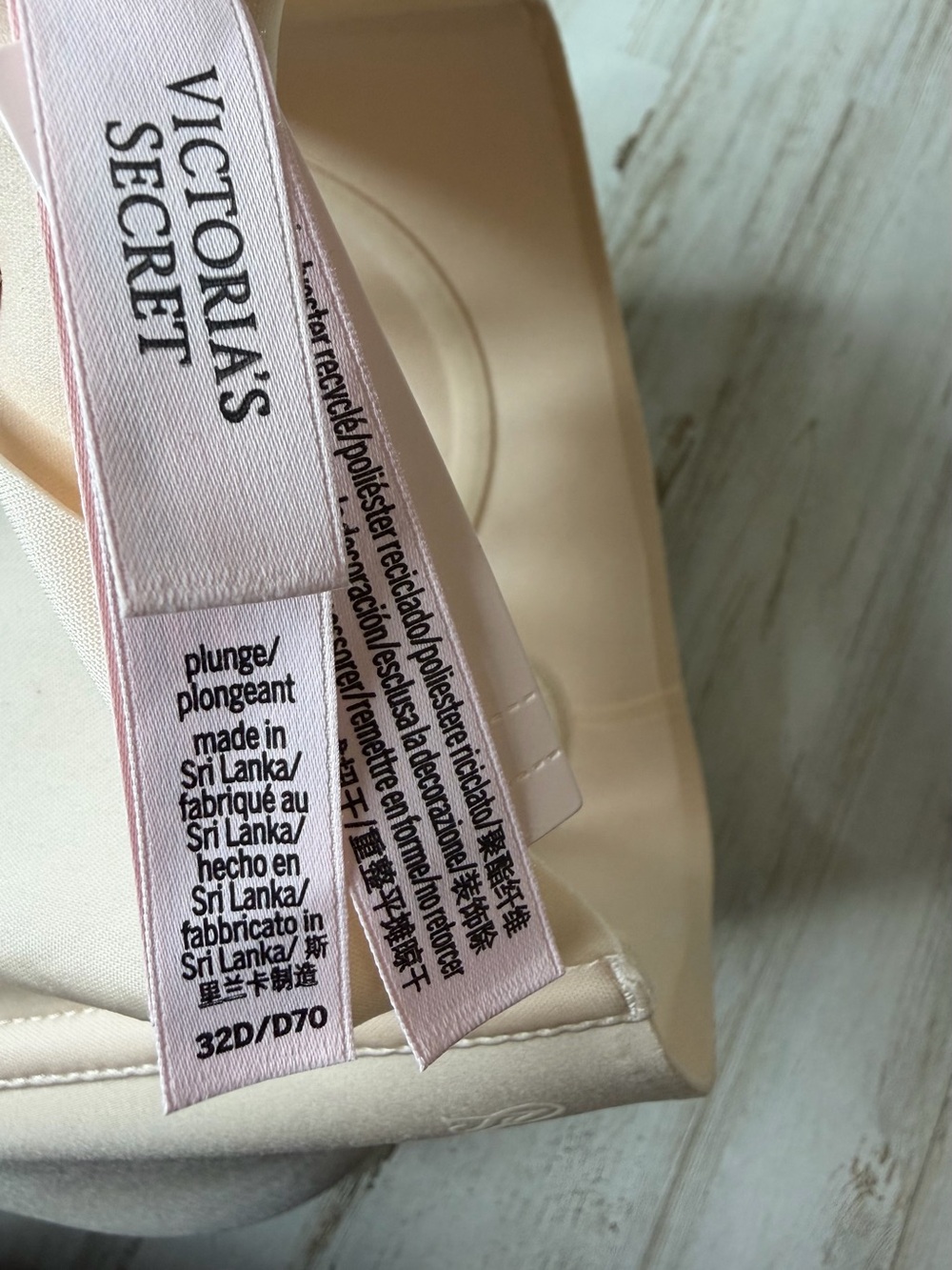 Victoria's Secret Smooth Nude Invisible Bra - Picture 7 of 9